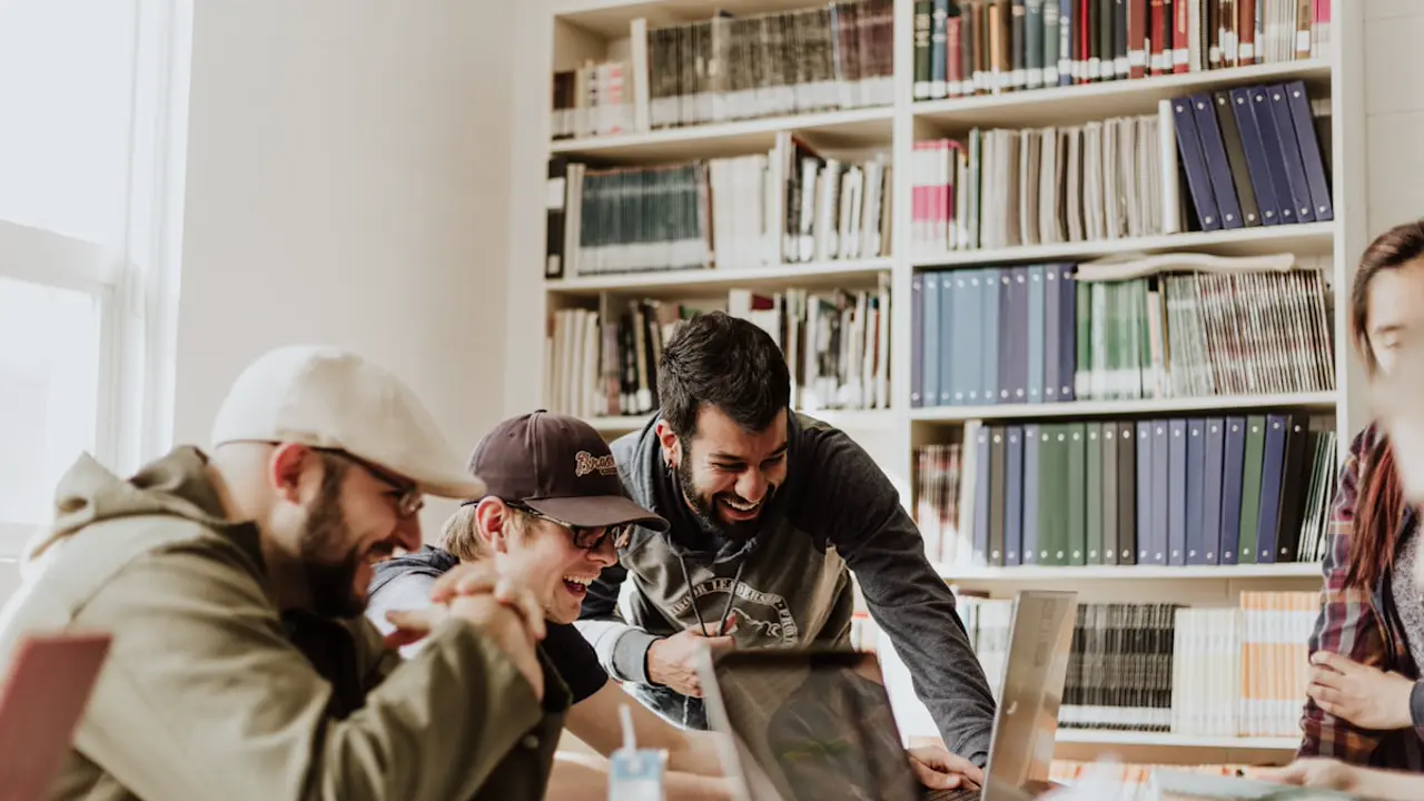 Jeunes bénévoles en immersion sur les pupitres de commande d'éclairage
